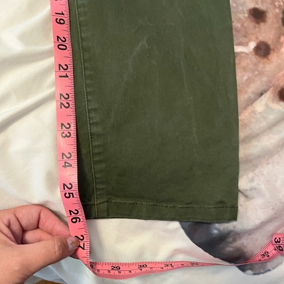 Skinny mini green khaki pants from the Gap. Size 6 - Picture 2 of 2